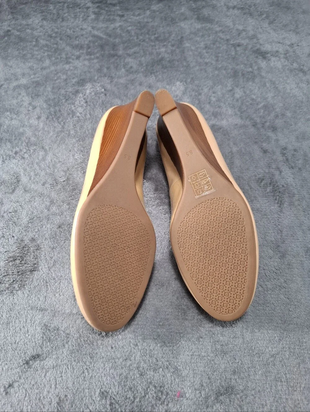 Tory Burch Blush Patent Leather Pumps with Gold Logo Medallion Sz 8.5